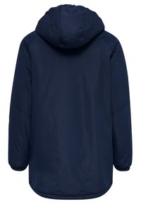Giacca impermeabile blu navy con cappuccio, maniche lunghe e polsini elastici. Presenta una texture liscia e un orlo leggermente arrotondato sul retro.