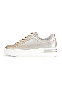 Metallieke gouden sneaker met een gladde textuur, witte platformzool en decoratieve zilveren streep. Vetersluiting met een ronde neus.