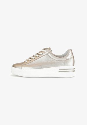 Metallieke gouden sneaker met een gladde textuur, witte platformzool en decoratieve zilveren streep. Vetersluiting met een ronde neus.