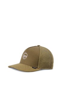 Gorra hecha de tela verde oliva, con visera plana, lados de malla texturizada y un logotipo circular bordado en el panel frontal.