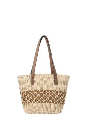 Vævet stråtaske med brun vævet bånddetalje og to brune læder skulderstropper, sat mod en hvid baggrund.