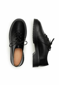 Scarpe in pelle nera con punte arrotondate, design con lacci, superficie texturizzata e suole spesse in gomma. Stile minimalista senza motivi visibili.