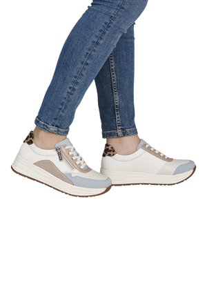 Baskets légères avec un mélange de matériaux blancs, bleu clair et beige, présentant un accent imprimé léopard sur le talon et une fermeture éclair.