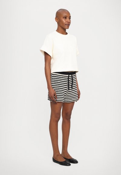 CLOSED CROPPED - Pamata T-krekls - off-white