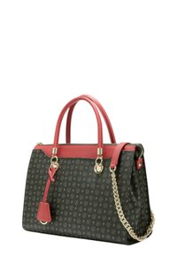 Borsa nera con un motivo a logo ripetuto, dettagli rossi, doppio manico e tracolla in oro. Tessuto liscio con chiusura a zip.