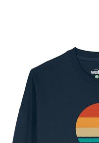 Marineblauwe sweatshirt met een ronde, kleurrijke graphic die zonsondergangsstripes in oranje, geel, beige en teal afbeeldt. Ribgebreide ronde hals.