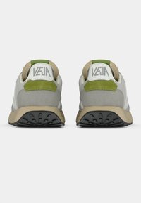 Αθλητικά παπούτσια με γκρι επάνω μέρος, πράσινες λεπτομέρειες και λευκό λογότυπο. Γιακάς με επένδυση από φλις και λαστιχένια σόλα με υφή για καλύτερη πρόσφυση.