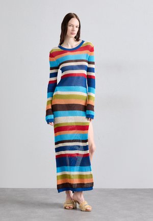 Gebreid jurk met horizontale strepen in blauw, rood, groen en bruin; lange mouwen en een hoge split tot de dij; geribbelde textuur.
