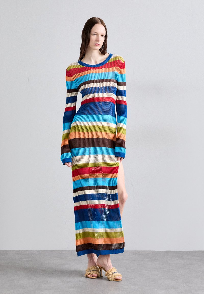 Strickkleid mit horizontalen Streifen in Blau, Rot, Grün und Braun; lange Ärmel und einen schulterhohen Schlitz; gerippte Textur.