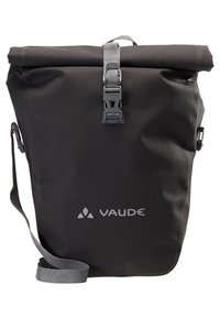 Zaino roll-top nero realizzato in tessuto resistente, con chiusura a fibbia, spallacci regolabili e dettagli del logo riflettente.