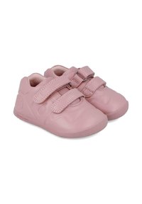 Zapatos de cuero rosa con una textura suave, punta redondeada y dos correas ajustables de Velcro. Presenta un logotipo grabado en el costado.