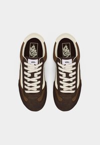 Baskets Vans marron et crème avec lacets blancs, vues de dessus sur un fond blanc uni.