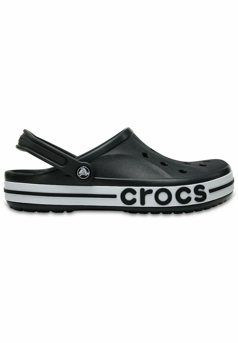 Czarne klapki Crocs z tylnym paskiem, z wentylacją, białą paskowaną podeszwą i logo "crocs" po boku.