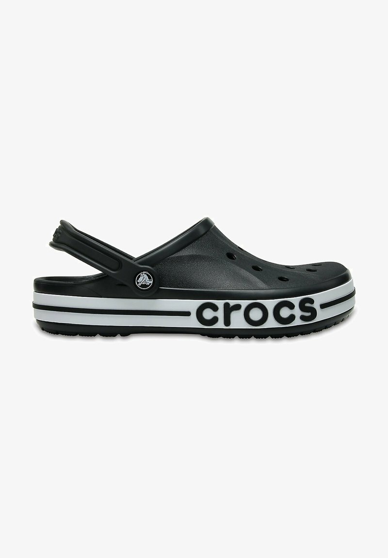 Czarne klapki Crocs z tylnym paskiem, z wentylacją, białą paskowaną podeszwą i logo "crocs" po boku.