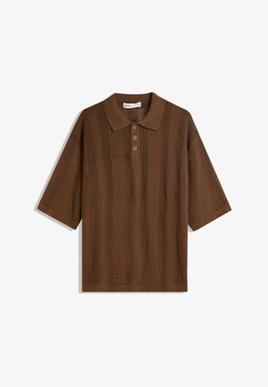 Brun kortärmad polo i en strukturerad stickad design med vertikala ränder och treknappslås. Mjuk tyg, avslappnad passform.