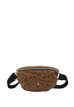 Sac banane marron à imprimé léopard avec sangle noire réglable et fermeture éclair dorée, avec une petite lettre « A » dorée au centre devant.