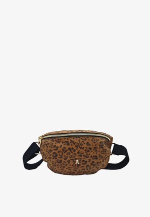 Sac banane marron à imprimé léopard avec sangle noire réglable et fermeture éclair dorée, avec une petite lettre « A » dorée au centre devant.