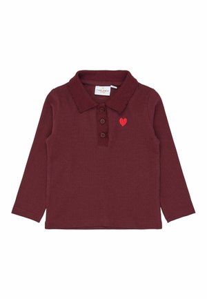 Polo bordeaux a manica lunga a coste con tre bottoni e un piccolo cuore rosso ricamato sul petto sinistro.