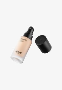 Flacon de fond de teint mat KIKO Milano Unlimited 24H avec distributeur pompe et bouchon noir détaché sur fond blanc.