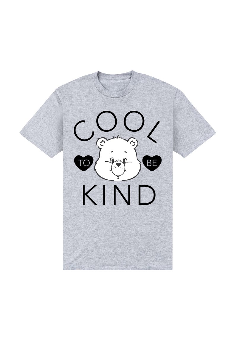 Šedé tričko s krátkým rukávem se znakem medvěda a textem "Fajn být milý" v černých písmenách.