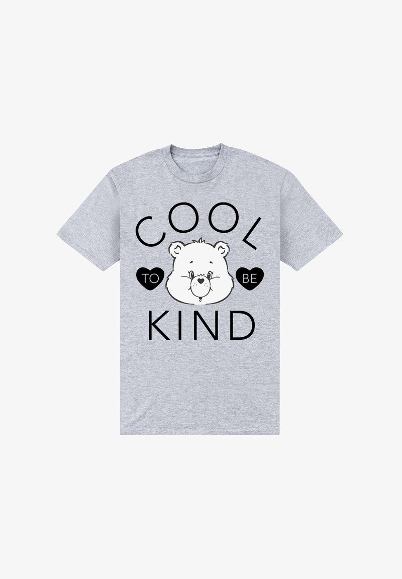 Šedé tričko s krátkým rukávem se znakem medvěda a textem "Fajn být milý" v černých písmenách.