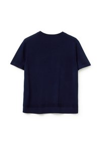 Krátký rukáv navy modré pletené tričko s kulatým výstřihem, které se vyznačuje čistou, hladkou texturou a jemným žebrováním na lemu.