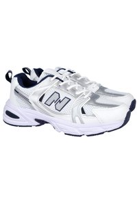 Zapatillas deportivas blancas con acentos en azul marino, paneles de malla y un diseño texturizado. Cuentan con una suela acolchada y una punta redondeada.