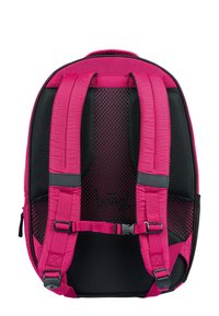Zaino rosa con spallacci e pannello posteriore in rete imbottita, cinghia petto regolabile e accenti neri. Design elegante con finitura testurizzata.