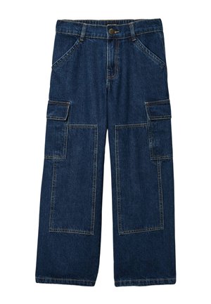 Pantalon cargo en denim bleu foncé avec jambes larges, fermeture avant à boutons, deux poches latérales et poches à rabat supplémentaires sur les deux cuisses.