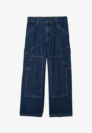 Pantalon cargo en denim bleu foncé avec jambes larges, fermeture avant à boutons, deux poches latérales et poches à rabat supplémentaires sur les deux cuisses.