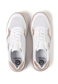 Sneaker bianchi in rete e sintetico con accenti beige, caratterizzate da una punta rotonda, design con lacci e suole imbottite. Logo visibile sul lato.