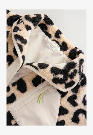 Flauschige leopardfarbene Jacke mit leichter Fütterung, die den Kragen und eine Innentasche mit grünen Kordeln zeigt. Markenschild innen sichtbar.