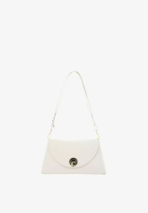 Borsa in pelle bianca con chiusura circolare color oro e tracolla regolabile su sfondo bianco.