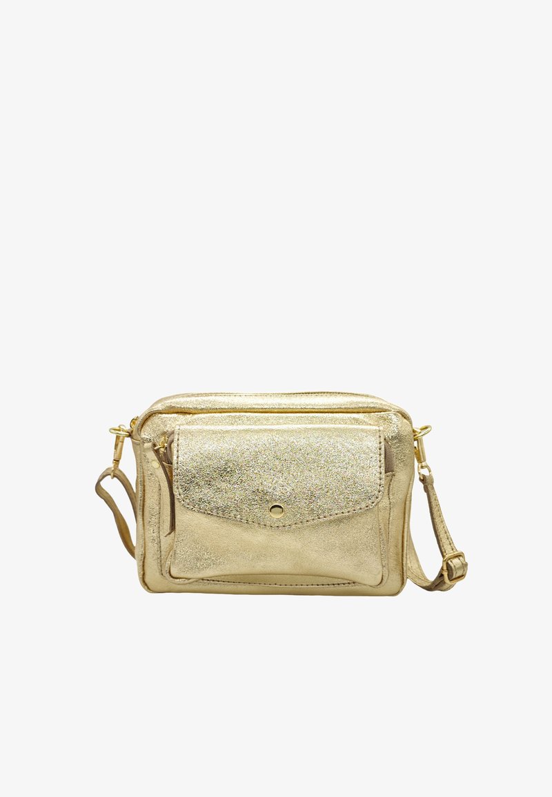 Sac bandoulière métallique doré avec finition texturée, rabat de poche avant, fermeture éclair et sangle réglable. Design compact et rectangulaire.