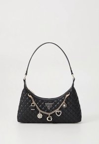 Melna sintētiskā materiāla šūta soma ar sudraba ķēdi, piekariņiem un logotipa plāksnīti. Līkots rokturis nēsāšanai.