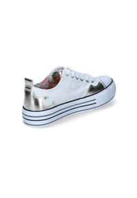 Sneaker in tela bianca con accenti argentati, punta rotonda e suola a righe. Presenta una fodera floreale e un'etichetta decorativa sul retro.
