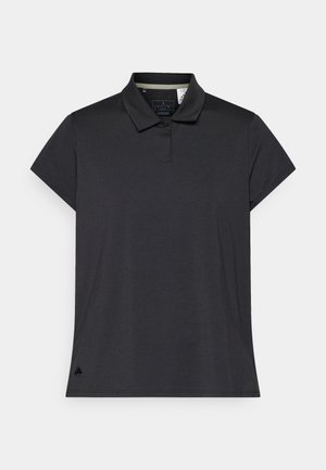 Černé polo tričko vyrobené z hladké tkaniny, s klasickým límečkem, krátkými rukávy a malým černým logem na dolním levém boku.