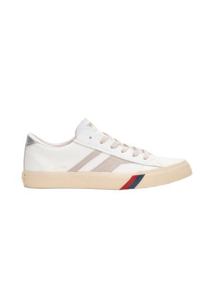 Scarpa da ginnastica bianca bassa con suola beige, strisce beige sul lato, accenti rossi e blu sulla suola e lacci beige.