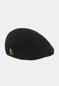 Zwarte wollen baret met een gladde textuur, afgeronde kroon en een klein klepje. Heeft een gouden Kangol-logo aan de zijkant.