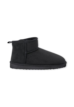 Zwarte suède enkelboots met een plat rubberen zool, ronde neus en een gestikte naaddetail. Bevat een klein achterste lusje voor gemakkelijk aan- en uittrekken.