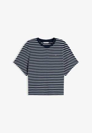Camiseta de manga corta a rayas horizontales azul marino y blanca, con cuello redondo y pequeño logo en el área izquierda del pecho.