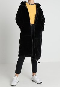 Even&Odd Mantel - black