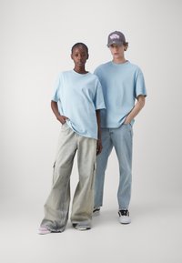 Jack & Jones PREMIUM JPRBLAHARVEY TEE UNISEX - Paprasti marškinėliai - dream blue