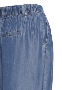 Pantaloni din denim albastru cu talie elastică, buzunar pe cusătura laterală și buzunar aplicat pe partea din spate, vizibil pe partea dreaptă.