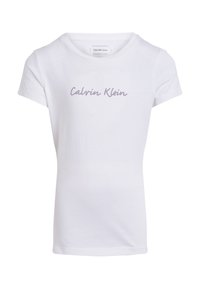 Camiseta de algodón blanca con mangas cortas y escote redondo. En el frente se presenta "Calvin Klein" en un texto cursivo de color gris claro.
