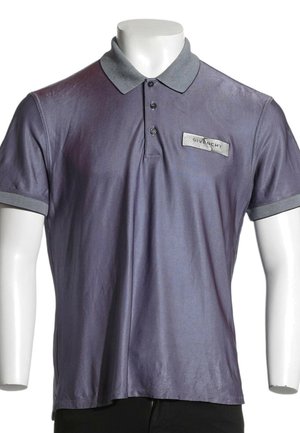 Lilla kortærmet polo med grå krave og manchetter, tre knapper og et Givenchy logo-mærke på venstre bryst.