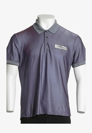Polo à manches courtes violet avec col et poignets gris, trois boutons et écusson du logo Givenchy sur la poitrine gauche.