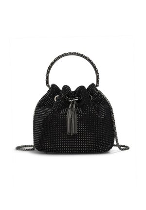 Bolso de cubo tejido en negro con un mango circular, cierre de cordón, acentos plateados y dos borlas. Cuenta con una correa de cadena desmontable.