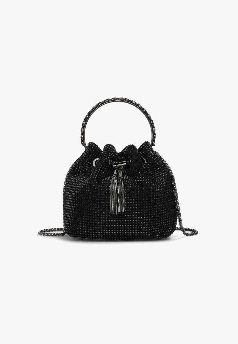 Schwarze gewebte Bucket-Bag mit einem runden Griff, Kordelzugverschluss, silbernen Akzenten und zwei Quasten. Sie verfügt über einen abnehmbaren Kettenriemen.