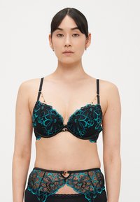 Sutiã preto com design de renda floral turquesa, copas almofadadas, alças ajustáveis e acessórios em tom dourado. Inclui detalhe de renda combinando na base.